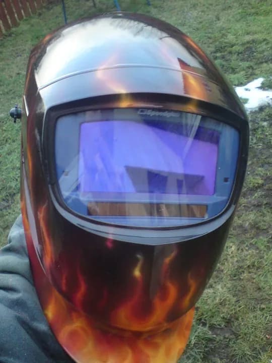 Przyłbica — True fire na kasku spawalniczym