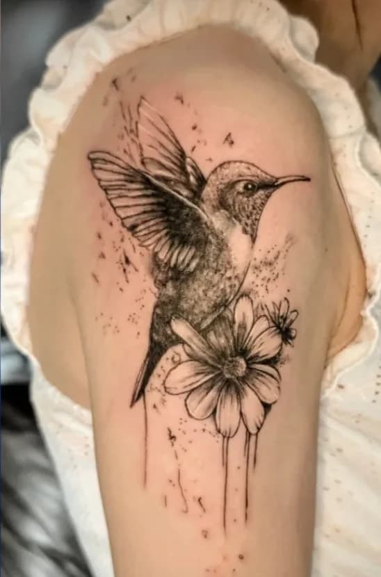 Koliber — Cover-up starego tatuażu, ramię