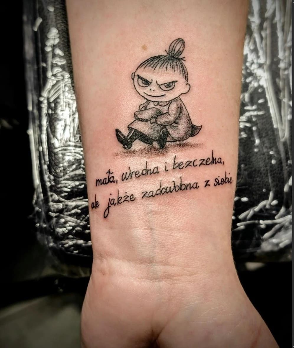 Mała Mi — Dotwork z licznikiem, nadgarstek
