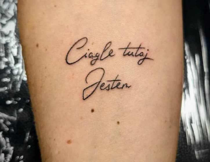 Ciągle tutaj jestem — Lettering, ramię